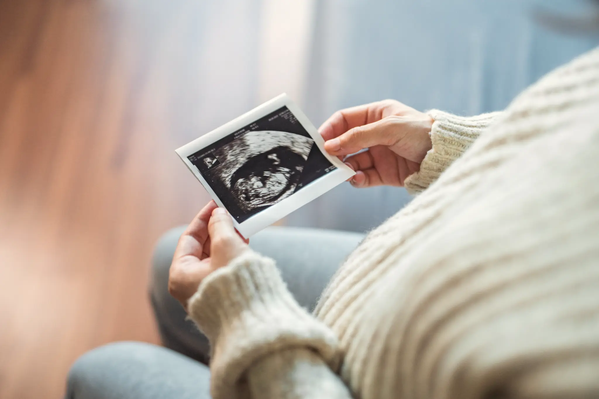 エコー写真を見つめる妊婦さん
