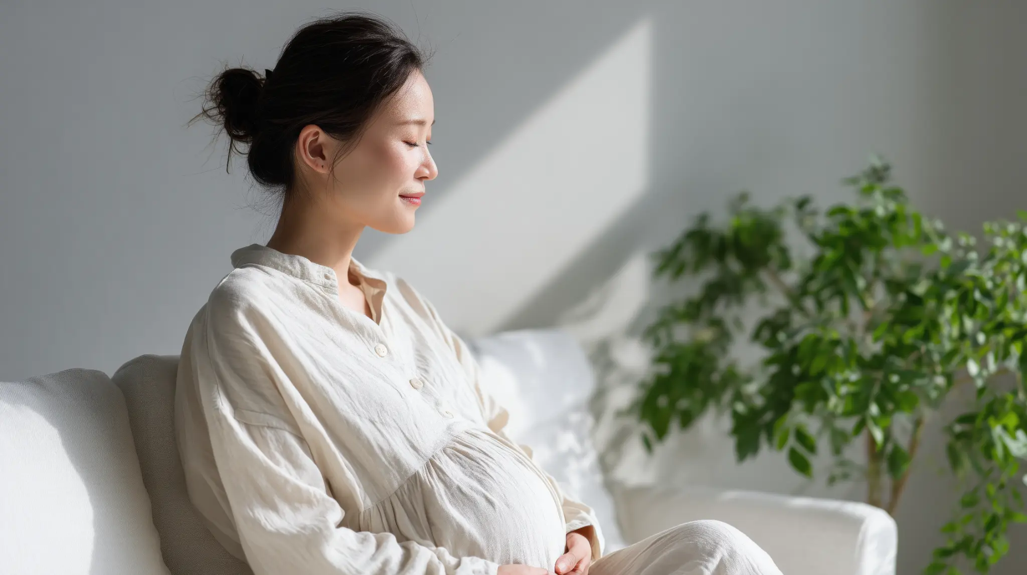 穏やかな表情の妊婦さん