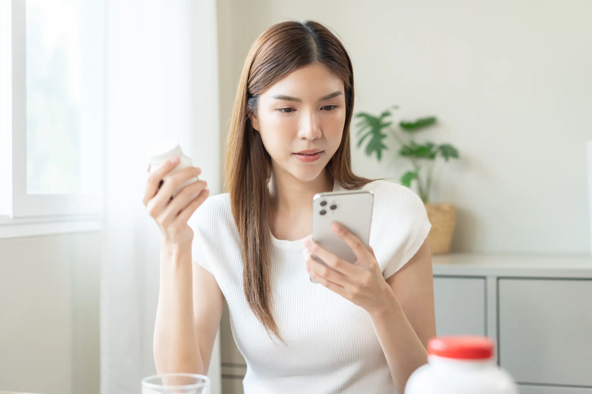 スマートフォンでオンライン予約をする女性