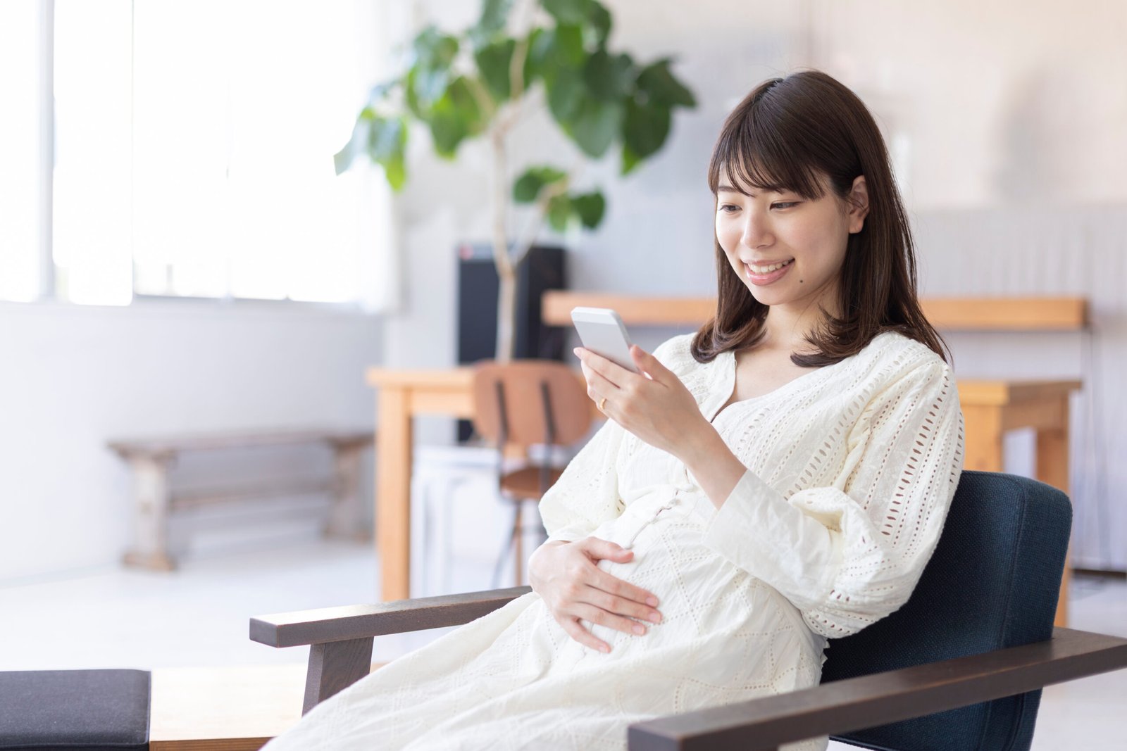 出生前検査は、正解が一つに決まるものではありません。本記事では、検査結果との向き合い方や、ご自身やご家族の価値観を整理するための考え方を紹介し、後悔のない選択につなげるヒントをお伝えします。